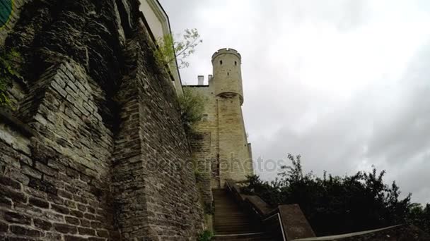 Średniowieczna wieża - część murów miejskich. Tallinn, estonia — Wideo stockowe