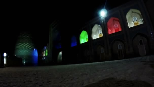 Узбекистан. Хіва. незакінчений Kalta незначні мінарет в нічний підсвічуванням. — стокове відео