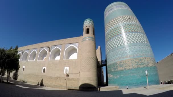 Nedokončená Kalta drobné Minaret minaret Mohamed Amin Khan. Chiva, Uzbekistán — Stock video