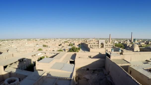 Eski şehrin sokaklarında havadan görünümü. Özbekistan. Hiva. — Stok video