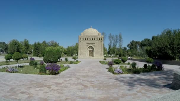在公园里，乌兹别克斯坦 Bukhara，萨曼王朝陵墓。教科文组织世界遗产 — 图库视频影像