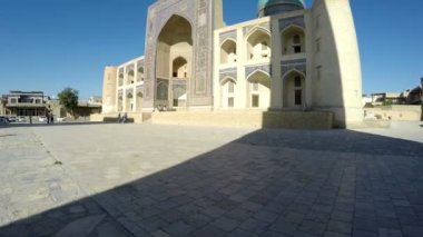 Mir-i Arap Madrassah, Po-i-Kalan mimari kompleksinin bir parçasıdır ve Özbekistan 'ın Buhara kentinin önemli simgesidir..