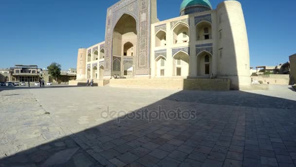 Mir-i Arab Madrassah є частиною архітектурного комплексу По-і-Калан і примітною пам'яткою Бухари, Узбекистан.. — стокове відео