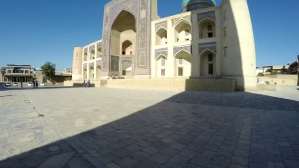 A Mir-i Arab Madrassah része a Po-i-Kalan építészeti komplexumnak és az üzbegisztáni Bukhara nevezetes látványosságának.. — Stock videók