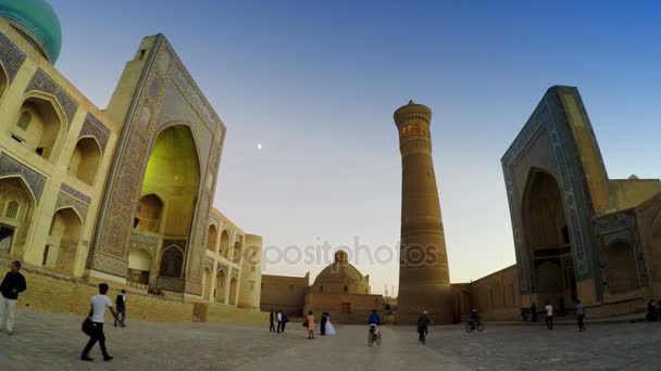 Bukhara, Uzbequistão - 20 de setembro de 2015: portões monumentais da Mesquita Poi Kalon e do Minarete em Bucara, Uzbequistão . — Vídeo de Stock