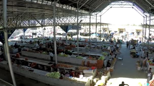 Samarkanda, Uzbekistan - 20 września 2015: Nowoczesny pawilon Siab Dekhkhan Bazaar, tutaj lokalizuje na rynku spożywczego, 20 września w mieście Samarkanda. — Wideo stockowe