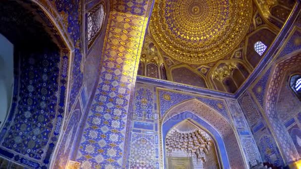 Interieur van Tilya-Kori Madrassa op Registan Plein in Samarkand - Oezbekistan — Stockvideo