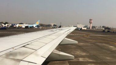 Goa, Hindistan - 30 Ocak 2014: uçak pist 30 Ocak 2014 Yurtiçi hava alanında çalışan.