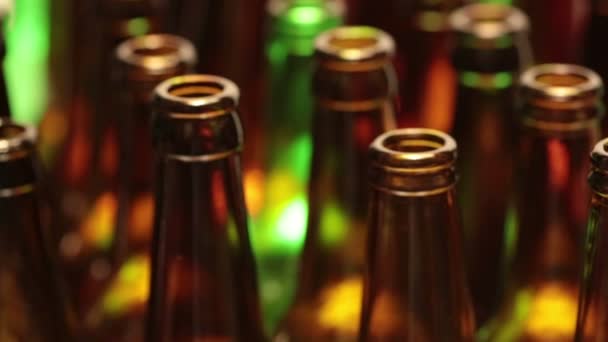 Botellas vacías, la vista superior, pequeña profundidad de nitidez — Vídeos de Stock