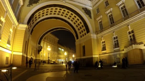 St. Petersburg, Rusland-24 oktober, 2015: Winterpaleis en via de boog van de generale staf op 24 oktober 2015 in St. Petersburg.Russia — Stockvideo