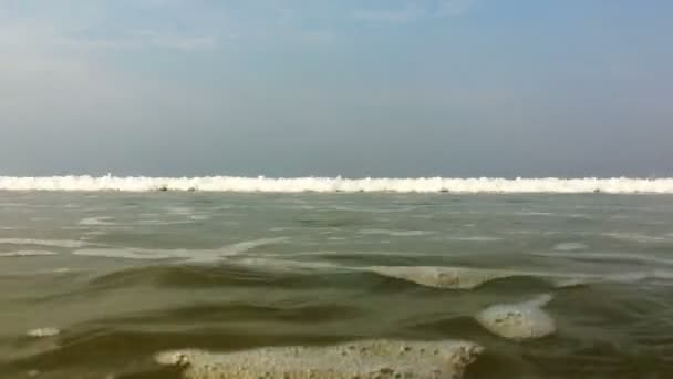 Hullámok összeomlik rá a part, és rá a kamerát — Stock videók