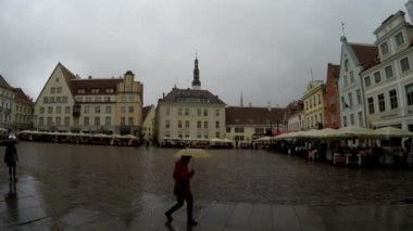 Tallinn, Estonya - 5 Eylül 2015 A kalabalık turist ziyaret edin Belediye Meydanı eski şehrin yağmurda üstünde 5 Eylül 2015 yılında Tallinn, Estonya