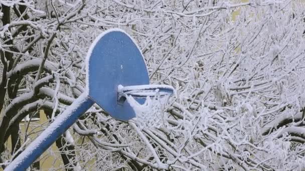 Aire de jeux couverte de neige. Cerceau de basket couvert de neige — Video