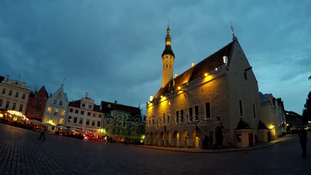 TALLINN, ESTONIA- SEPTEMBER 5, 2015 A crowd of tourists visit Town hall square in the Old city on September 5, 2015 in Tallinn, Estonia — Stock Video
