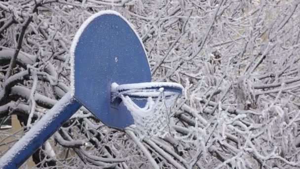 Neve coberto campo de jogos de basquete. Neve coberto arco de basquete — Vídeo de Stock