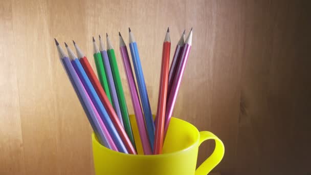 Svart blyertspennor med ljusa färg av trä del — Stockvideo