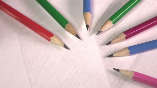 Schwarze Bleistifte auf einer Skizze der Zeichnung eines Würfels — Stockvideo