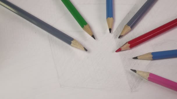 Crayons graphiques noirs sur un croquis du dessin d'un cube — Video