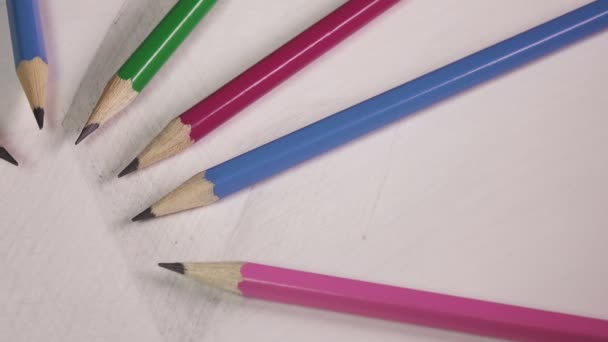 Черные графические карандаши на эскизе рисунка куба — стоковое видео