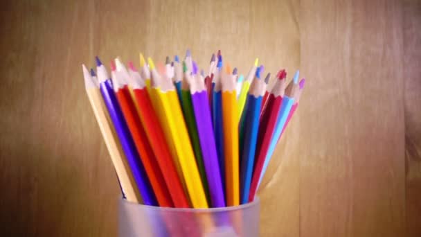 La taza con lápices brillantes turns.slow movimiento — Vídeos de Stock