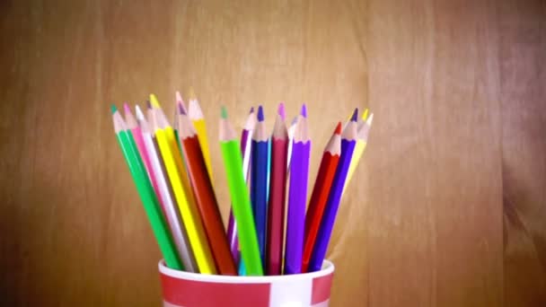 The mug with bright pencils turns.slow motion — Stock Video