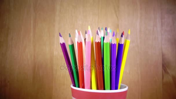 The mug with bright pencils turns.slow motion — Stock Video