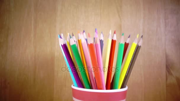 La taza con lápices brillantes turns.slow movimiento — Vídeos de Stock