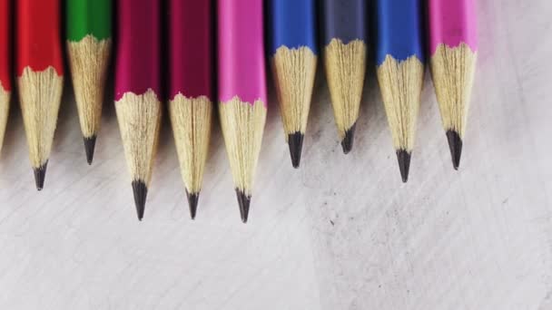 Schwarze Bleistifte liegen in einer Reihe — Stockvideo