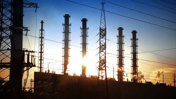 Przemysłowy krajobraz. linii elektroenergetycznych i dym z rury elektrociepłowni i elektrowni — Wideo stockowe