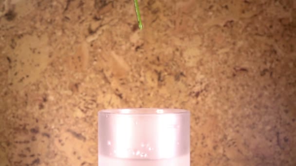 A rosa vermelha cai lentamente em um vaso e saltando, câmera lenta — Vídeo de Stock