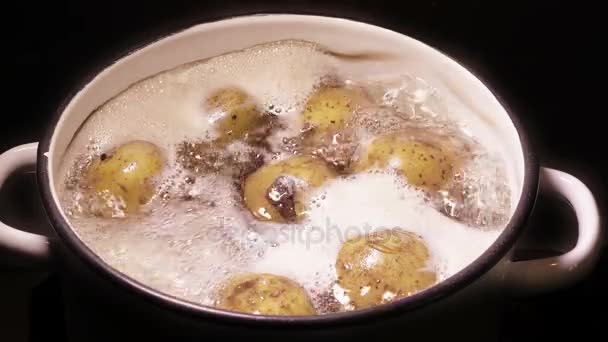Patatas hirviendo en una sartén — Vídeo de stock