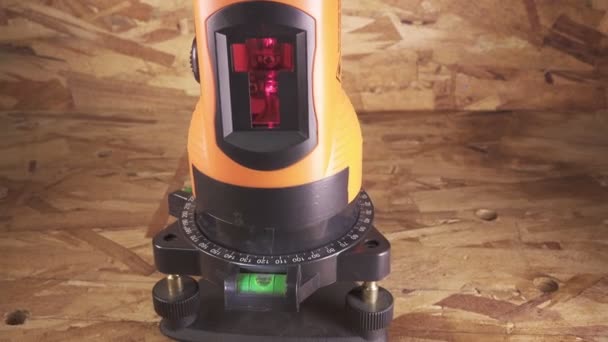 İnşaat için lazer ölçüm seviyesi çalışıyor — Stok video