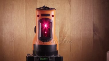 İnşaat için lazer ölçüm seviyesi çalışıyor