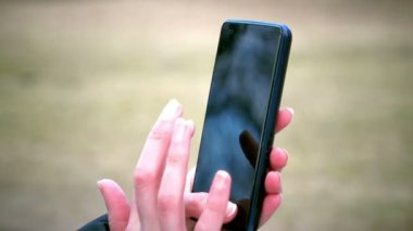 dokunmatik ekran telefon kullanan kadın