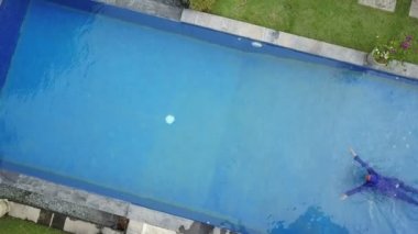 bir Müslüman mayo burkini çekici kadın havuzda yüzüyor