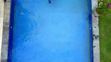 bir Müslüman mayo burkini çekici kadın havuzda yüzüyor