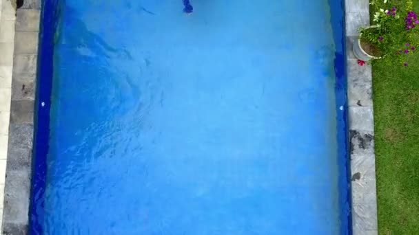 Attractive woman in a Muslim swimwear burkini swims in the pool — Stock Video