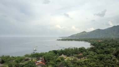 Taşlı sahil ve dağlar. Endonezya. Drone görünümünden Bali.Aerial