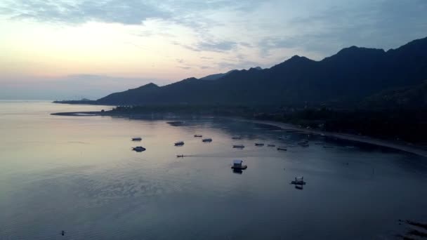 Côté mer caillouteux et montagnes au coucher du soleil. Indonésie. Bali.Vue aérienne depuis un drone — Video