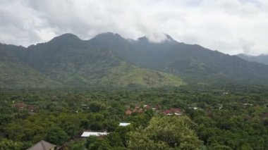 Endonezya. Bali. Dron, köy, dağ ve orman havadan görünümü