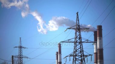 Endüstriyel manzara. güç hattı ve duman boruları Birleşik ısı ve enerji santrali