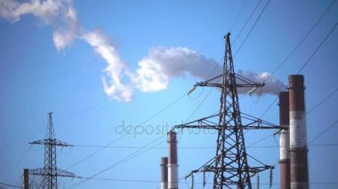 Endüstriyel manzara. güç hattı ve duman boruları Birleşik ısı ve enerji santrali