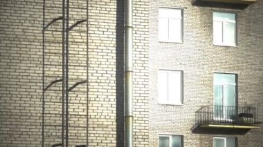 Yangın merdiveninde bir duvar tuğla çok katlı Binası