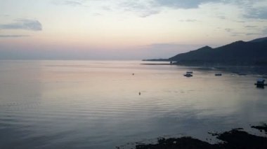 Dron, taşlı sahil ve dağların hava manzara bir günbatımı üzerinde. Endonezya. Bali.