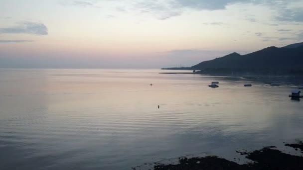 Vue aérienne du drone, du littoral pierreux et des montagnes sur un coucher de soleil. Indonésie. Bali . — Video