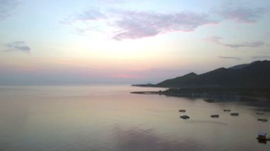 Dron, taşlı sahil ve dağların hava manzara bir günbatımı üzerinde. Endonezya. Bali.