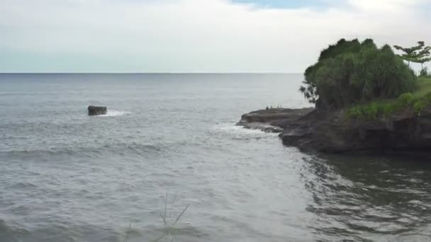 Ondas del mar ruedan en la costa pedregosa, Bali, Indonesia — Vídeos de Stock