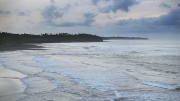 Wellen des Meeres rollen an der steinigen Küste, bali, Indonesien — Stockvideo