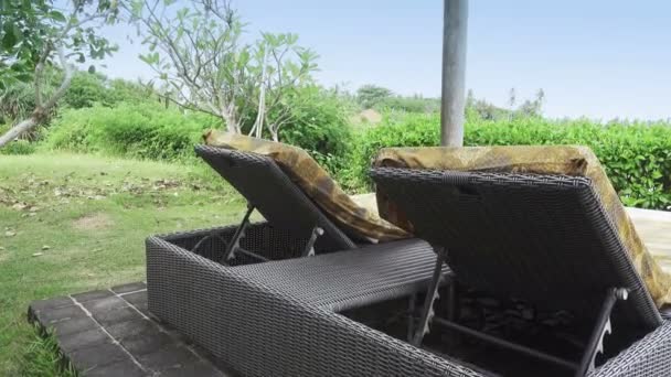 Wellen des Meeres rollen an der steinigen Küste, bali, Indonesien — Stockvideo