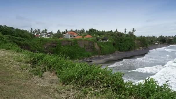 Broodje van de golven van de zee op de steenachtige kust, Bali, Indonesië — Stockvideo